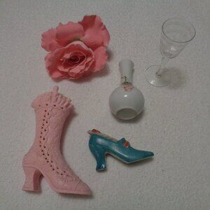 VINTAGE OLD PINK SHOE TINY BLUE SHOE TINY ETCHED GLASS SM GRAPES VASE LOT OF 4